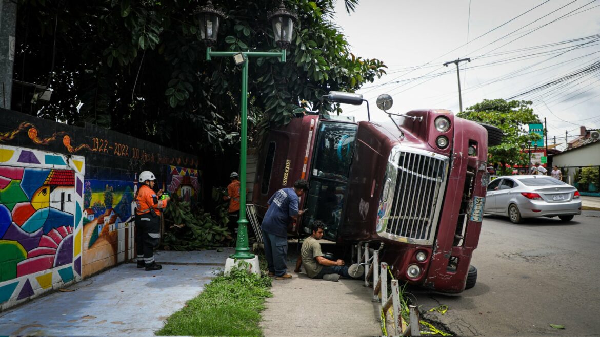 Rastra volcó tras colisionar con un árbol en calle antigua a Nejapa