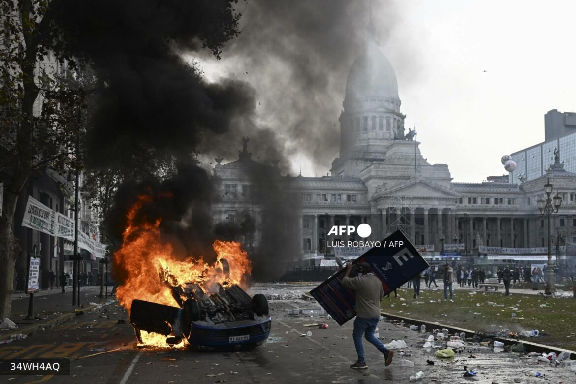 Cinco diputados hospitalizados por represión a protesta frente a Congreso de Argentina