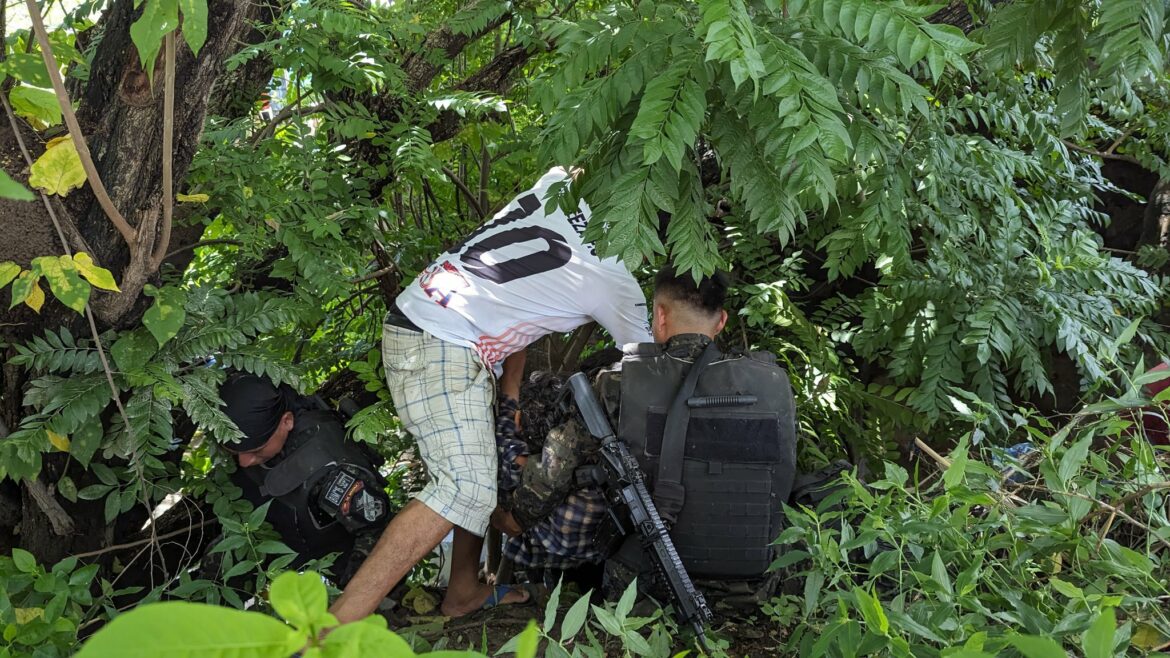 Rescatan a persona que cayó de un puente, en La Unión