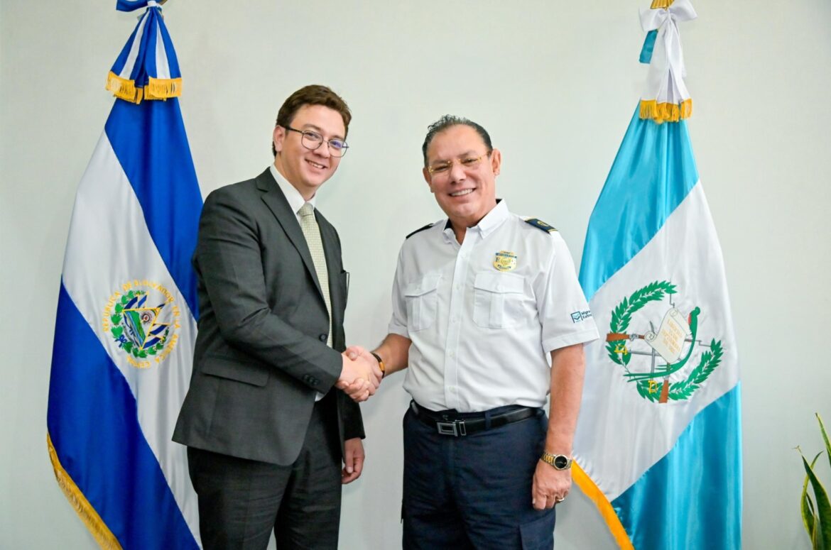 Nuevo Director de Migración de Guatemala, es recibido por su hómologo salvadoreño, Ricardo Cucalón