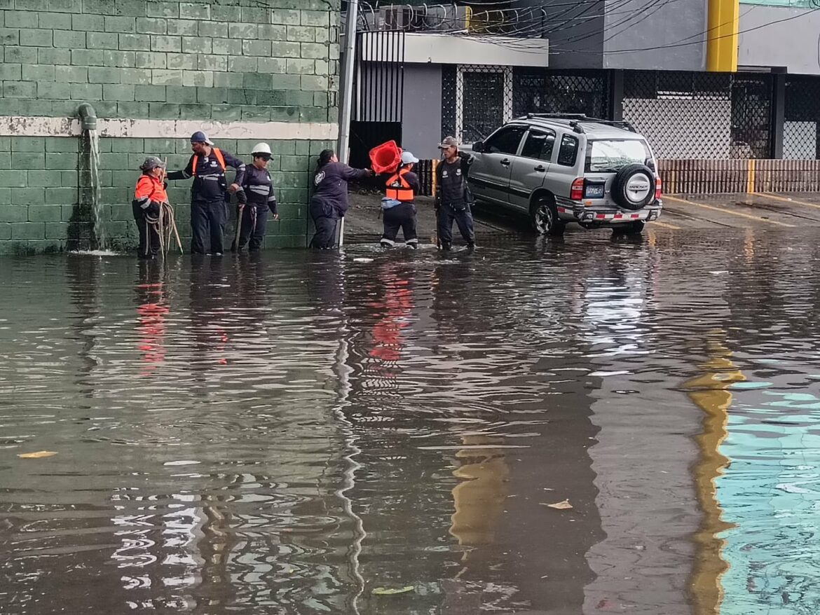 Personal de la Alcaldía San Salvador Centro se activa tras inundaciones durante este jueves