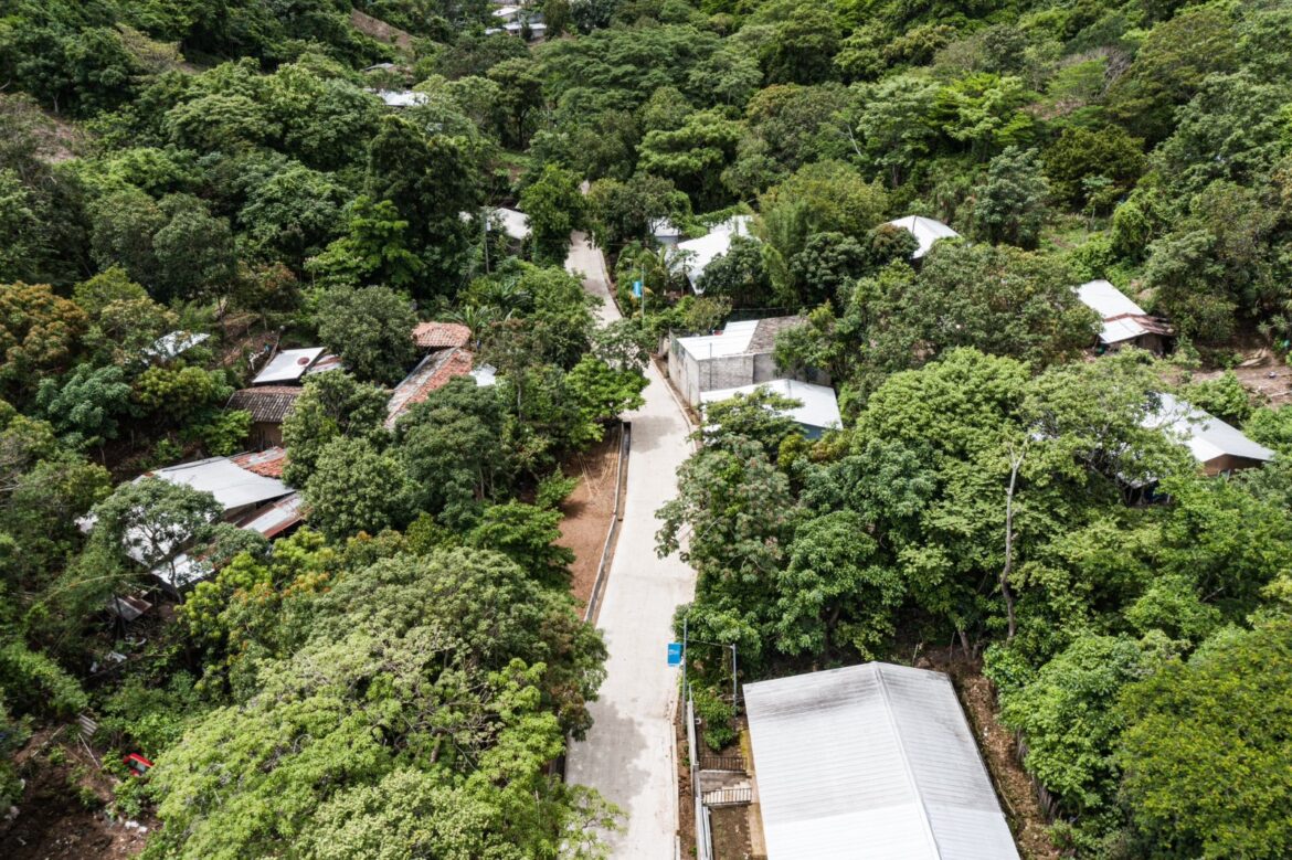 DOM entrega calle renovada a las familias del caserío Los Potreríos en San Lorenzo, Ahuachapán Norte