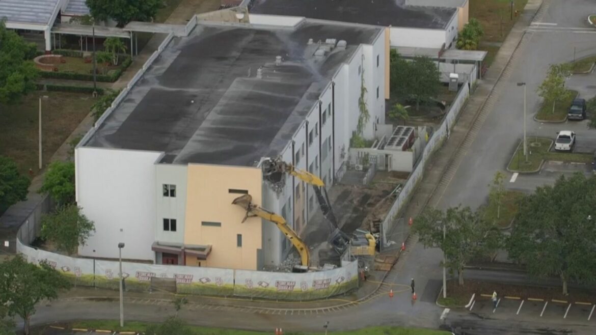 Inician demolición del edificio de la escuela secundaria en Florida, donde 17 personas murieron tras un tiroteo 