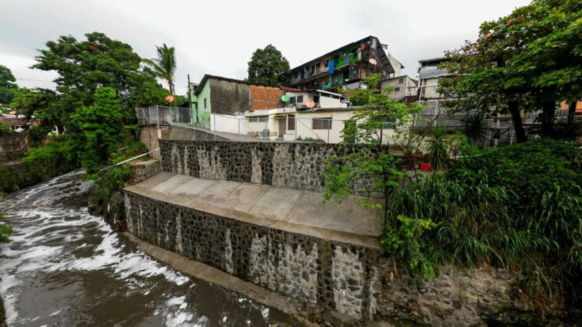 Obras Públicas entrega muro de contención en colonia El Bosque en San Salvador