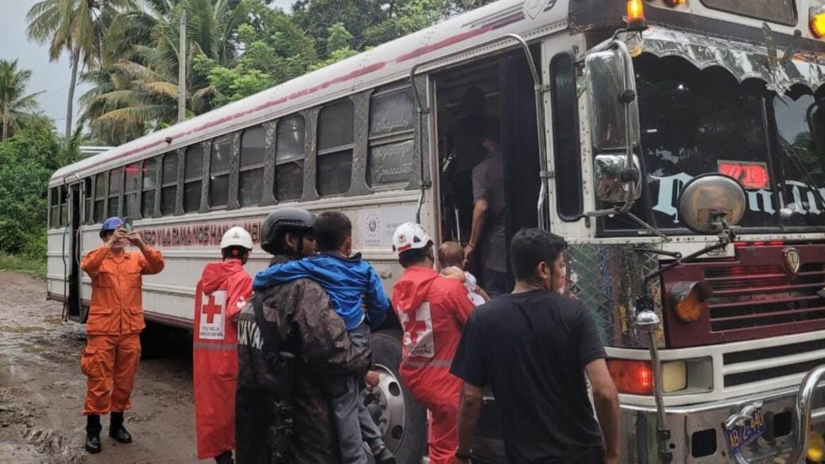 Evacuan a 10 familias del distrito de Acajutla por riesgo de inundaciones
