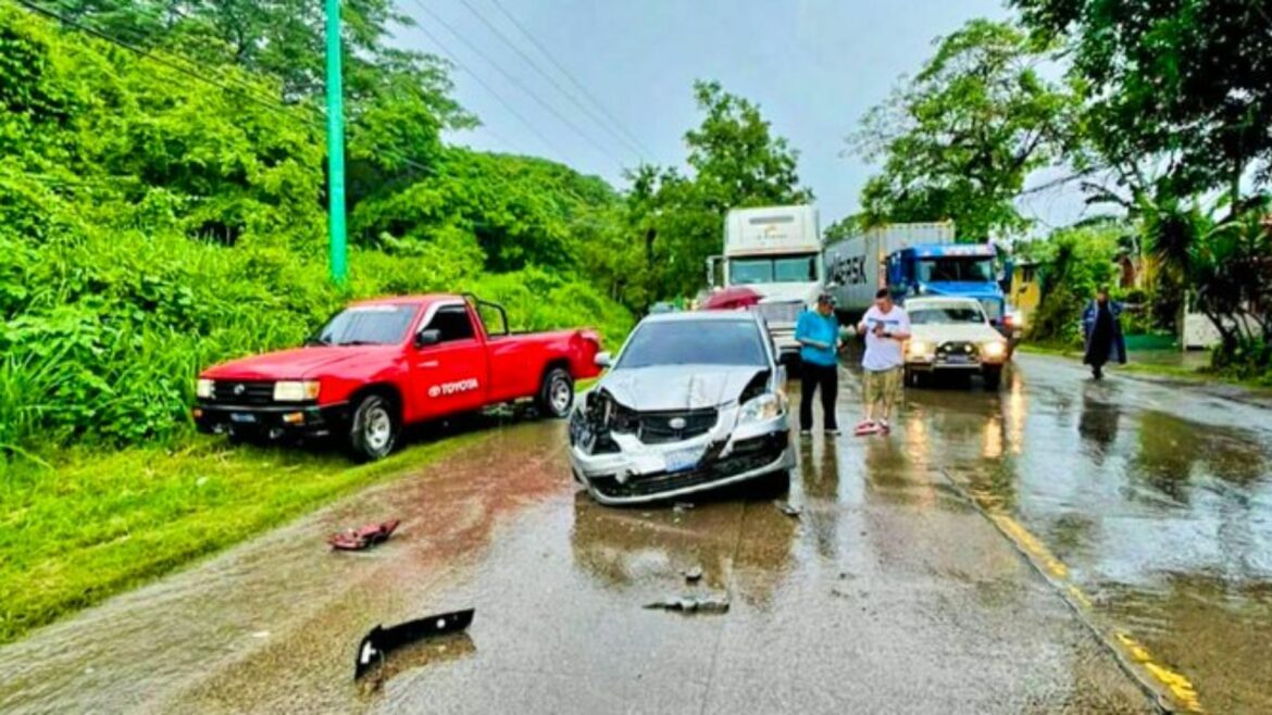 Triple accidente de tránsito en Santa Ana deja una persona lesionada