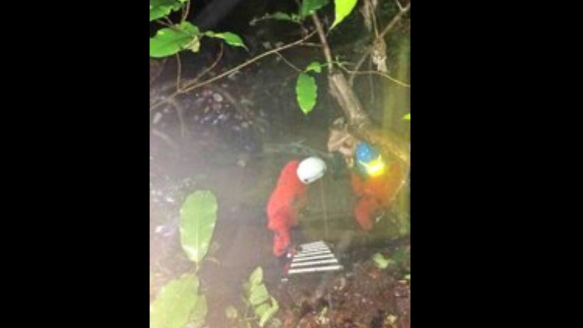 Rescatan a una persona que cayó en una quebrada en San Miguel