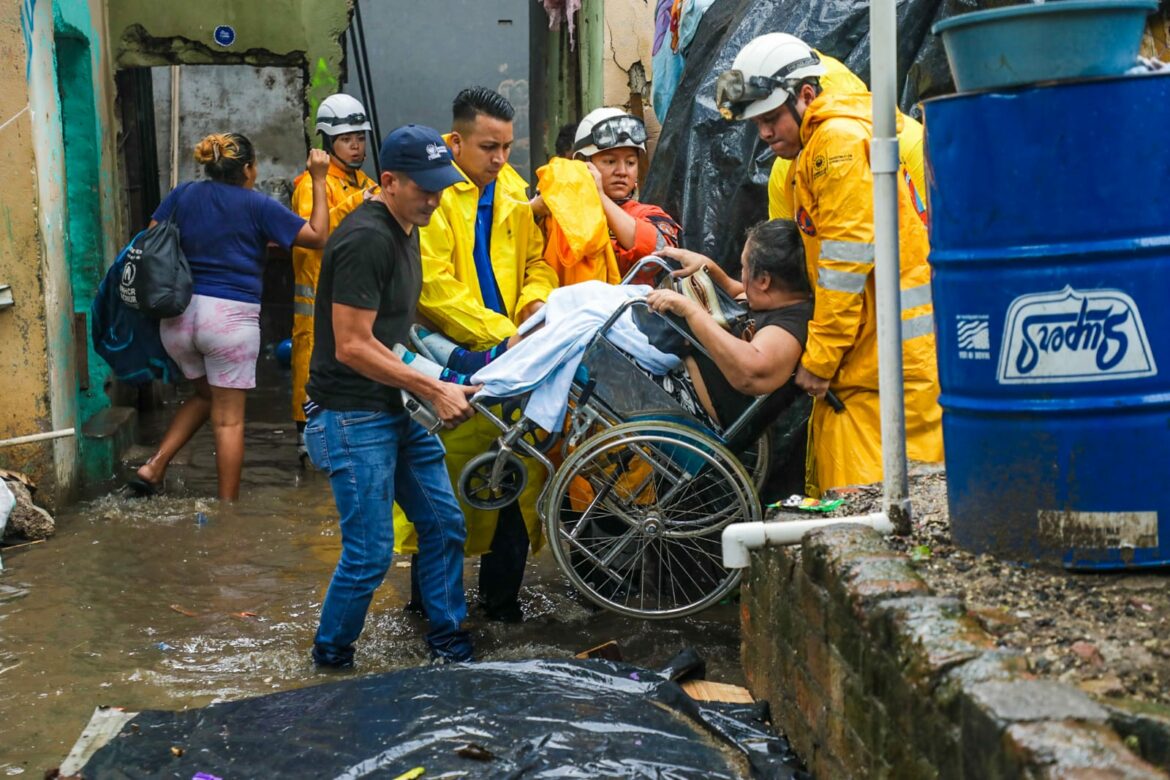Decenas de personas son evacuadas por las lluvias en San Salvador Centro