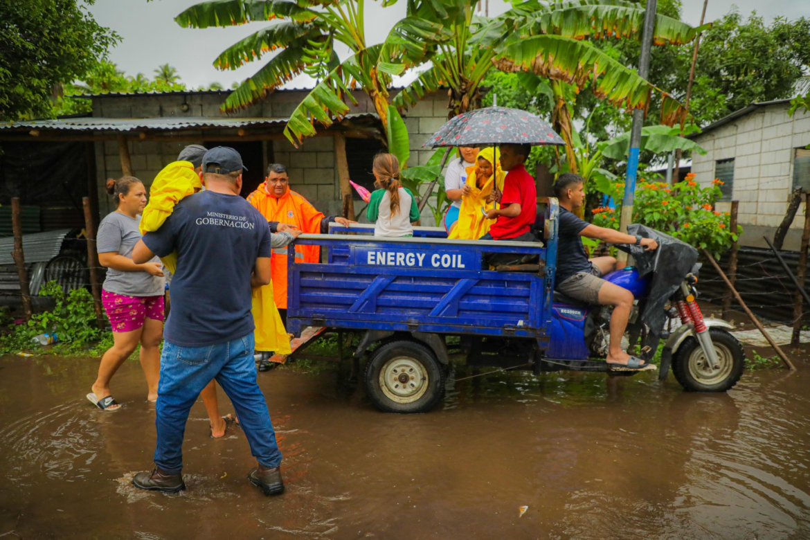 Continúan evacuaciones de decenas de familias en diferentes puntos del país por lluvias
