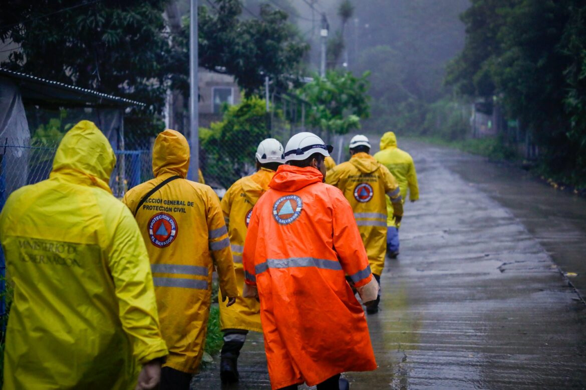 El ministro de Medio Ambiente informa sobre probabilidad que ingrese una depresión tropical a El Salvador