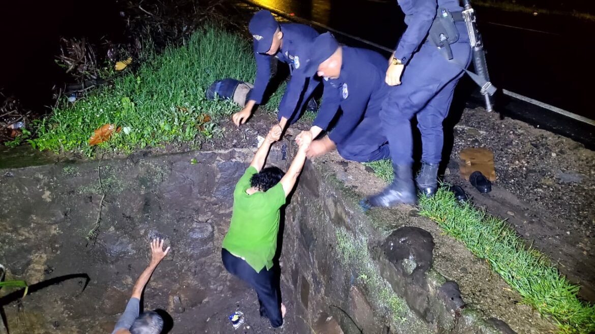 Rescatan a dos personas ebrias que cayeron en una quebrada de La Paz, sus gritos alertaron a polícias