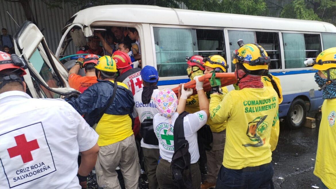 El conductor de un microbús de la ruta 6-A y el de un microbús particular resultaron lesionados tras chocar sobre la calle a Mariona