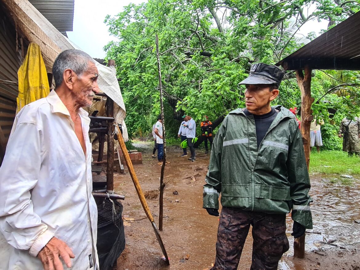 Ministro de Defensa ayuda a evacuar a familias en Jujutla en Ahuachapán