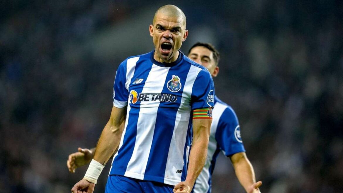 El portugués Pepe, de 41 años, jugador de más edad en la historia de la Eurocopa