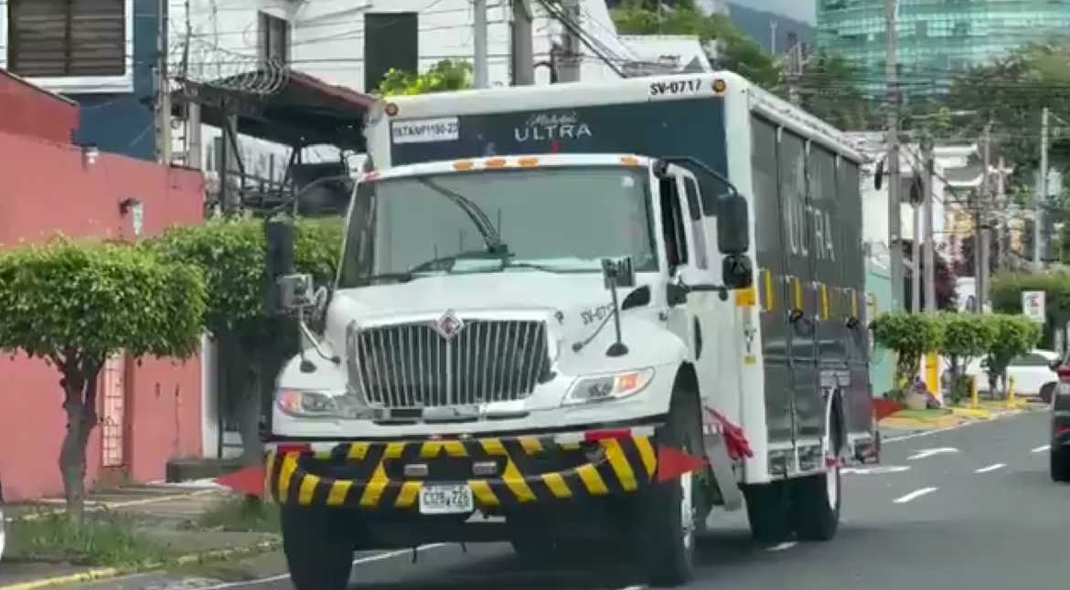 VMT sanciona a conductor de transporte de carga por conducir en sentido contrario