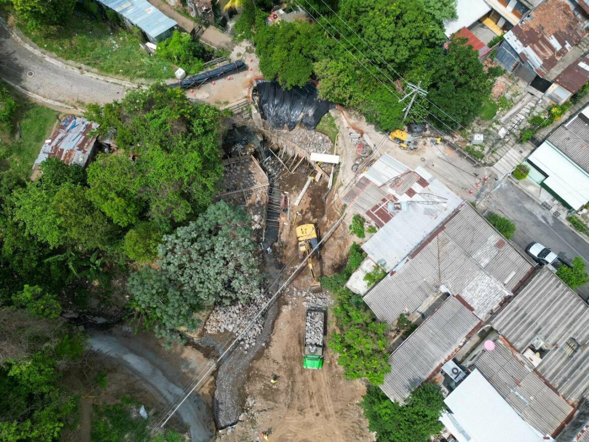 Mtro. Rodríguez supervisa obras de mitigación en colonia El Matazano, Barrio San Jacinto: «Esta cárcava amenazaba el patrimonio y a las familias, así como una calle de acceso importante de la zona”
