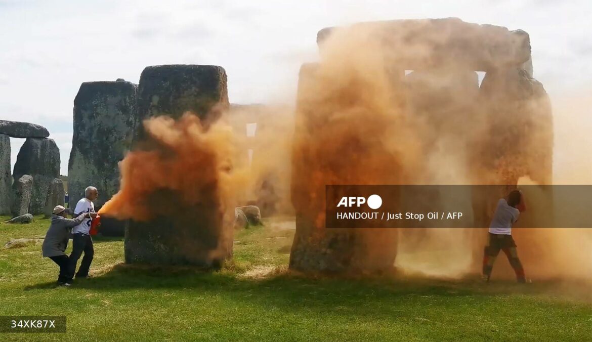 Dos ecologistas detenidos tras rociar con pintura el sitio prehistórico británico de Stonehenge