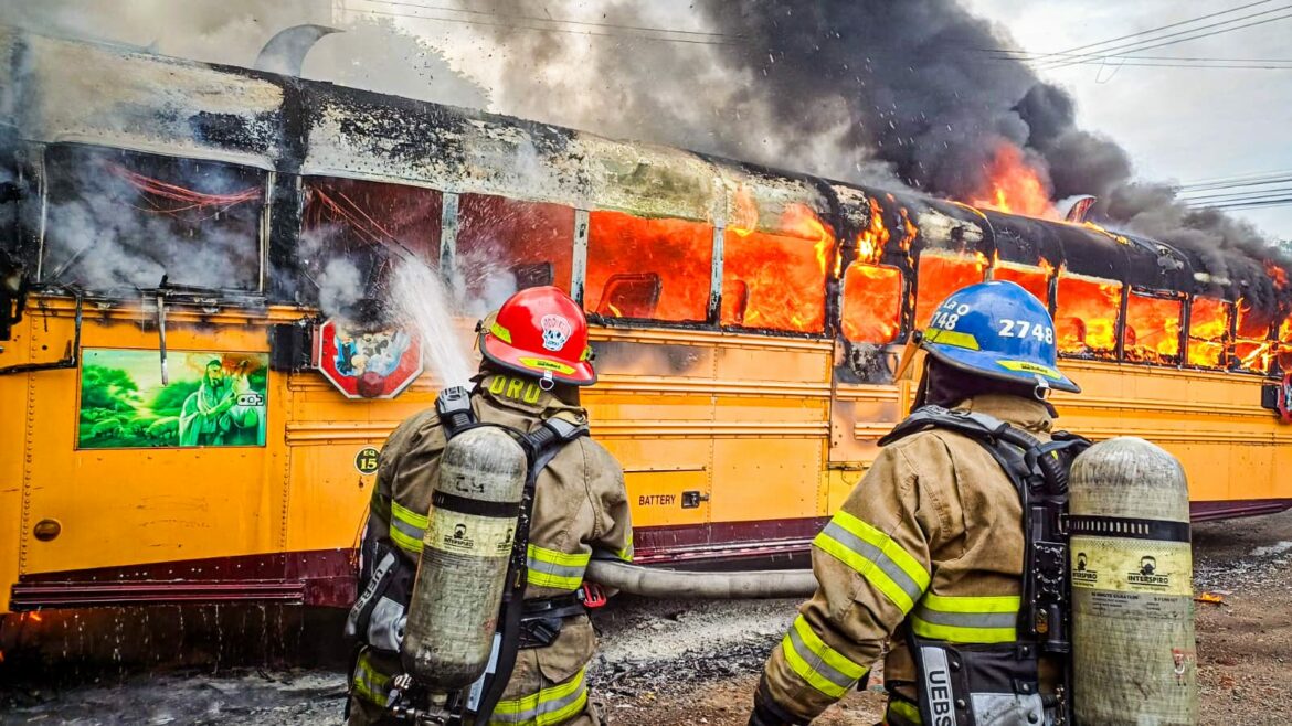 Se incendia autobús en el punto de la ruta 30 en Mejicanos