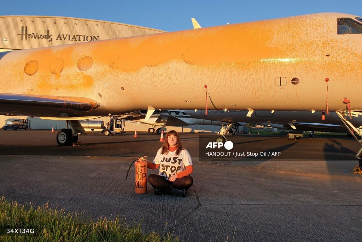 Ecologistas rocían con pintura jets privados en aeropuerto londinense