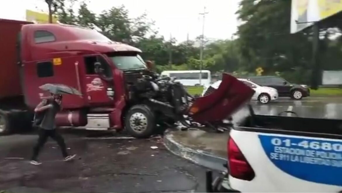 Rastra impacta con la acera en carretera Panamericana, en la zona de El Trébol