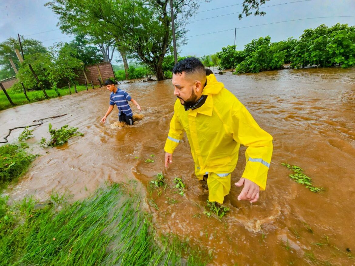 Alcalde Alex Torres apoyó en las labores de rescate de familias afectadas por las lluvias en cantón Anchico