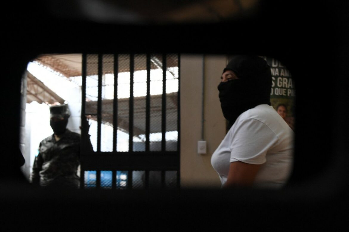 Reclusas cuentan horror vivido hace un año en masacre en cárcel de Honduras