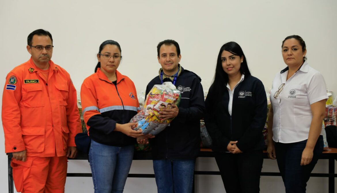 Cancillería entrega productos de primera necesidad a los afectados por lluvias en La Unión