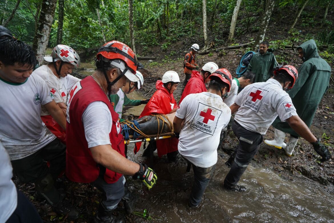 Rescatan a hombre que quedó atrapado luego que una roca cayó sobre sus piernas