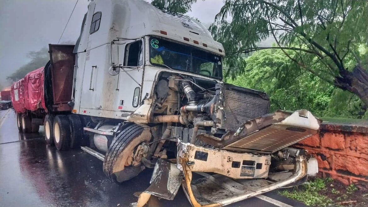 Tres rastras se vieron involucradas en fuerte accidente vial en San Vicente