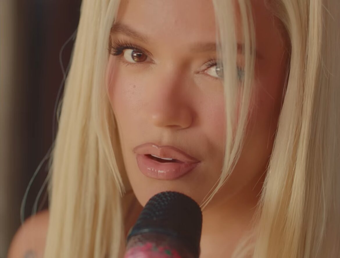  Karol G lanzó este jueves su nuevo sencillo: ‘si antes te hubiera conocido’