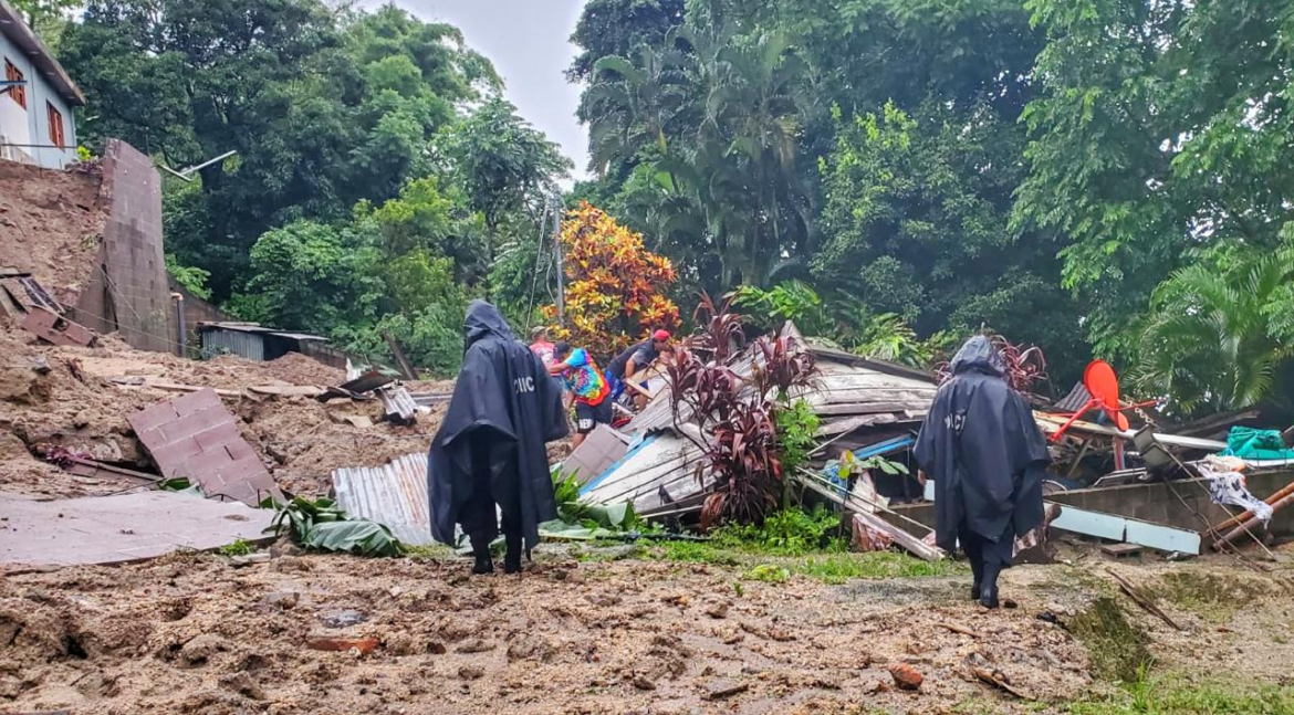 Cinco personas fueron evacuadas luego que su vivienda colapsara por un derrumbe