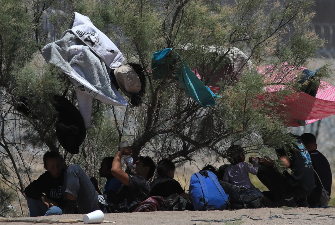 Migrantes suman otra penuria en su camino a EEUU: el calor extremo