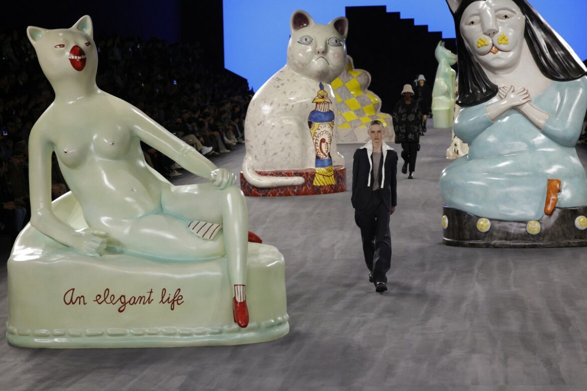 Dior celebra la artesanía de lujo con un desfile lleno de gatos, Masuhiro utiliza el karaoke