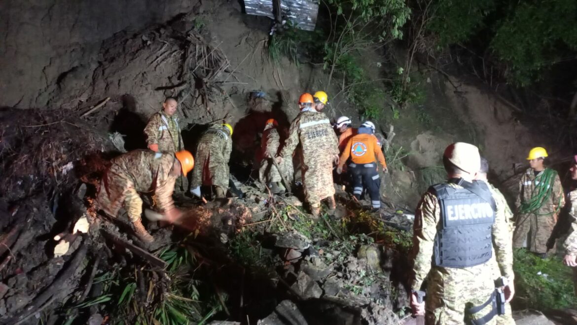 Realizan búsqueda de posible persona soterrada en el bulevar del Ejército