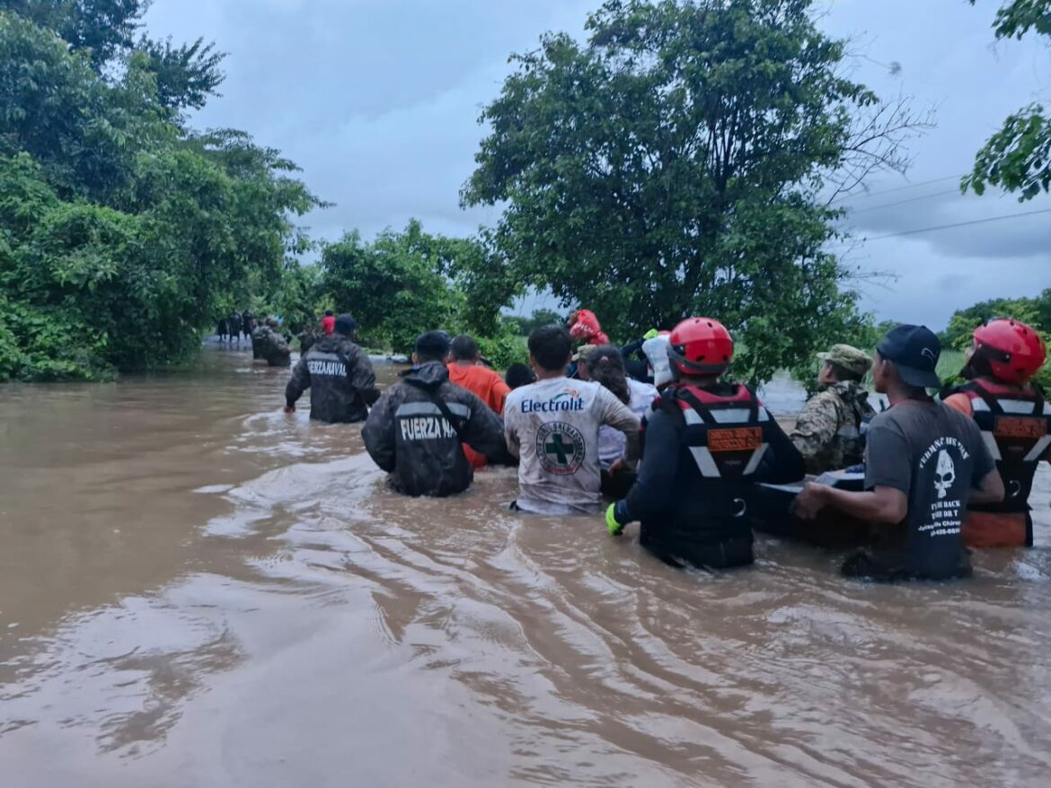 Ministro Castro tras la disminución de lluvias en el país: “Hoy nos toca a los salvadoreños hacer nuestra parte, para ayudar a nuestros hermanos que han salido muy afectados”
