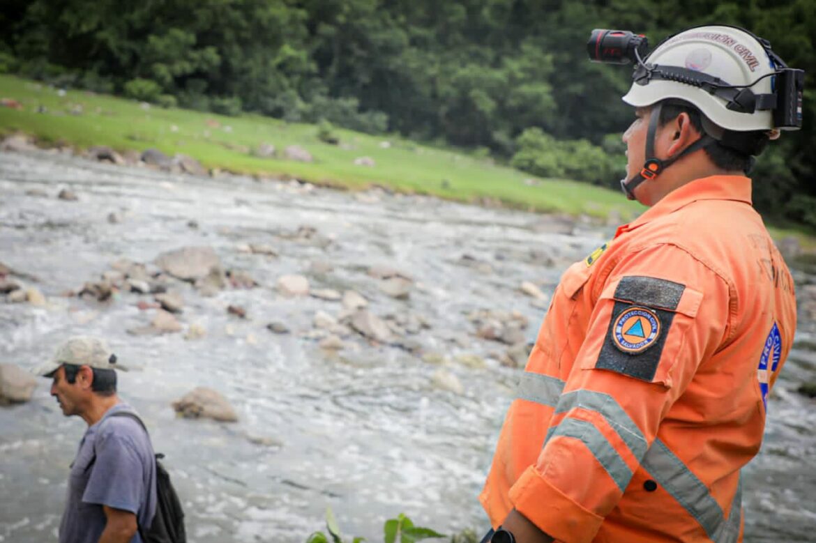 Buscan a una persona que fue arrastrada por la corriente del río Acelhuate, en San Jacinto