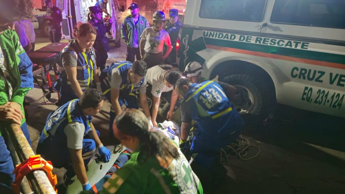 Rescatan a mujer que cayó en el río Acelhuate, en la zona del barrio Candelaria, San Salvador