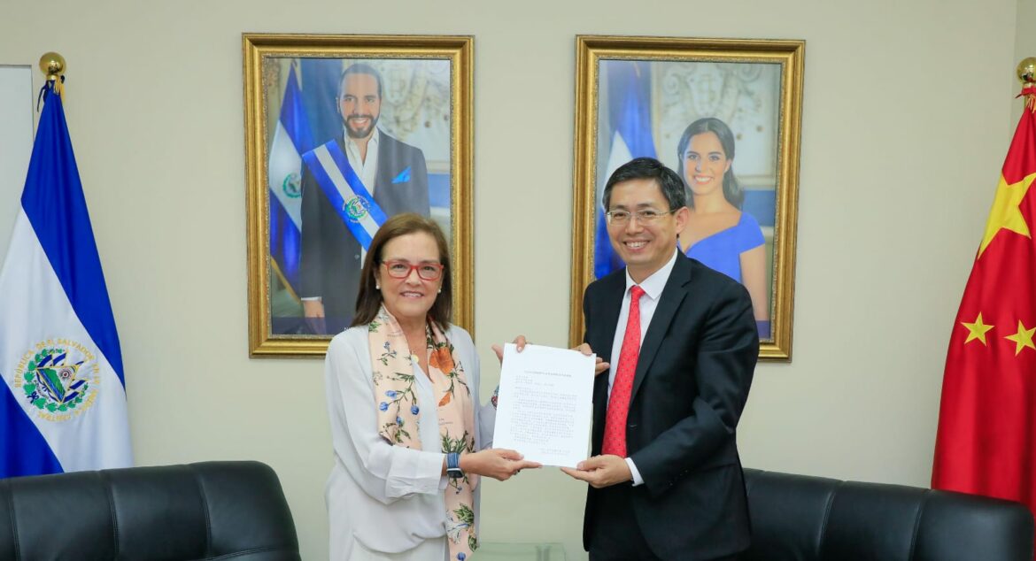 China entrega $100 mil a El Salvador para ayudar a los afectados por las lluvias