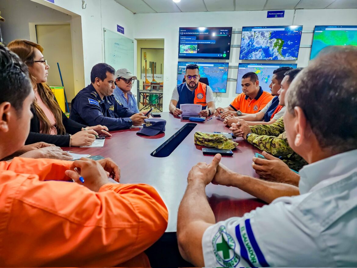 Alcalde de San Miguel Centro, Alex Torres se reúne con miembros de la Comisión Municipal de Protección Civil para evaluar los daños dejados por las lluvias