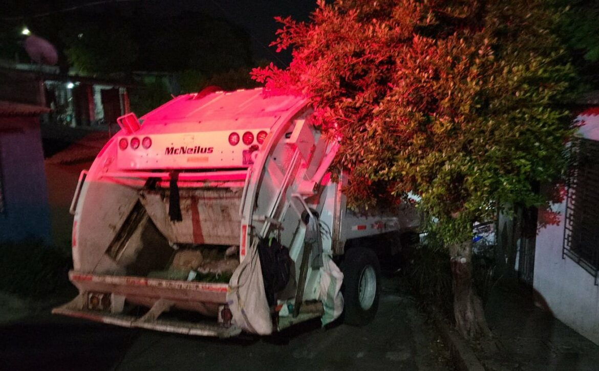 Ebrio intentó hurtar un camión recolector de basura e impactó varios vehículos, en Ciudad Delgado