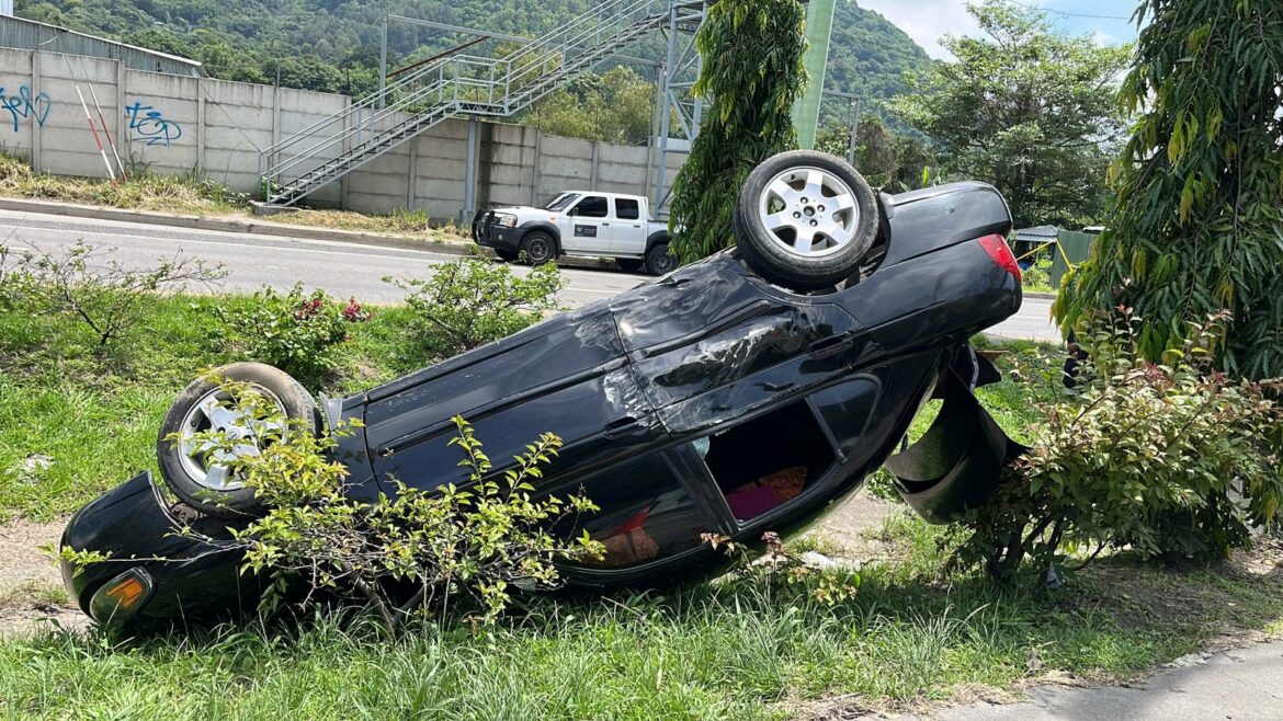 Vehículo volcó sobre la carretera a Comalapa