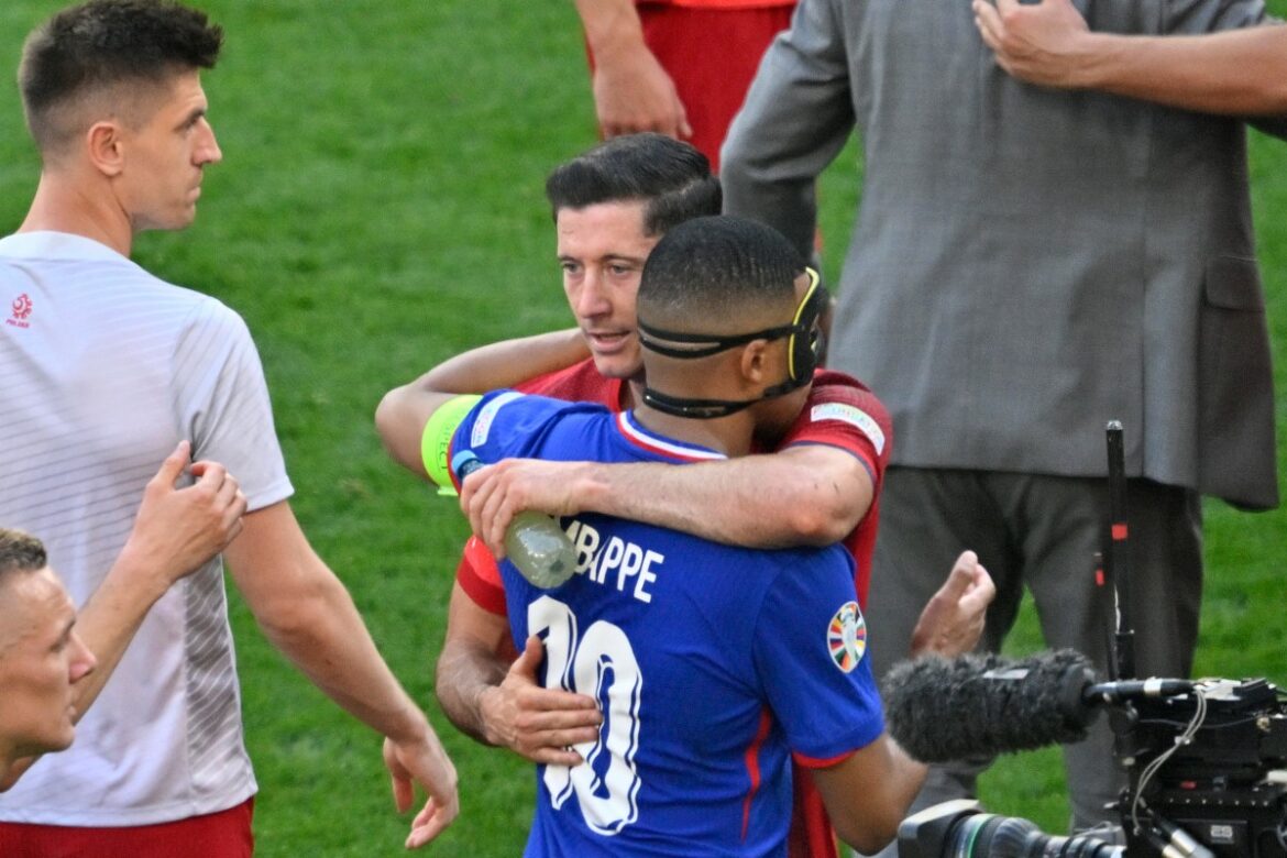 Mbappé y Lewandowski empatan a penales, Francia avanza a octavos como segunda