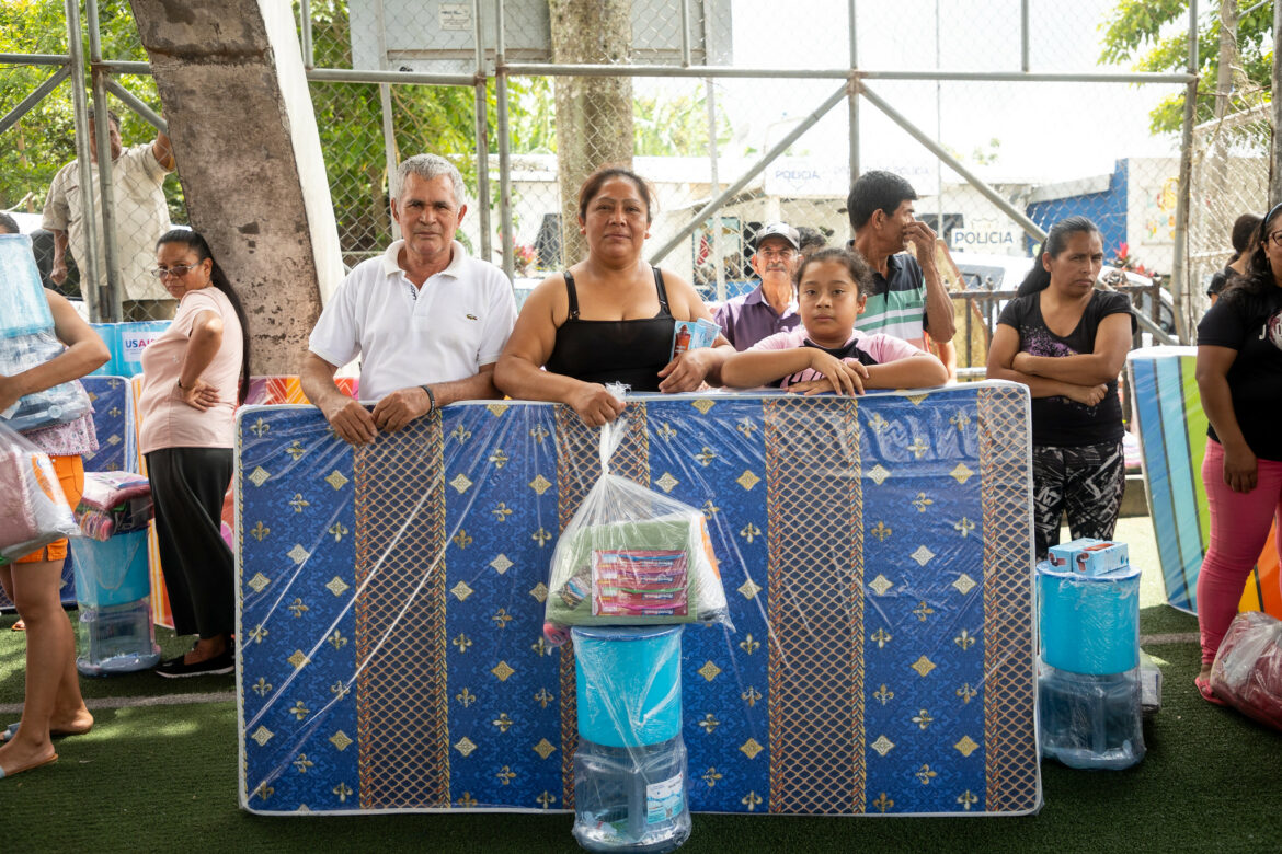 Estados Unidos entrega artículos de primera necesidad y colchonetas a familias de Comasagua, La Libertad