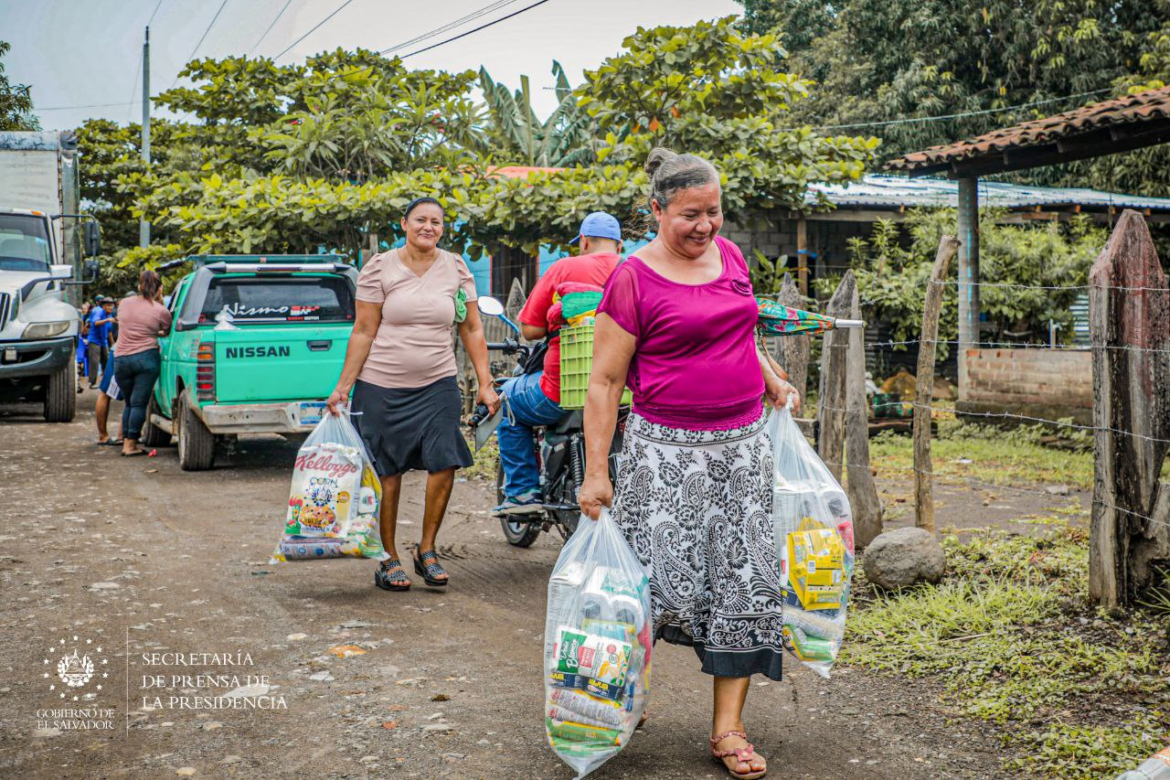 Entregan paquetes alimenticios a familias de La Unión Sur tras emergencia por lluvias
