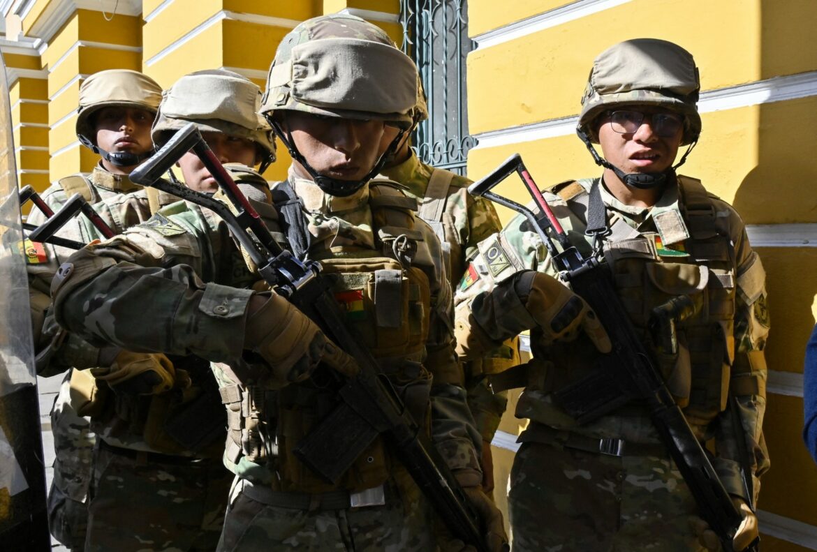 Militares intentan ingresar por la fuerza al palacio presidencial en La Paz, Bolivia