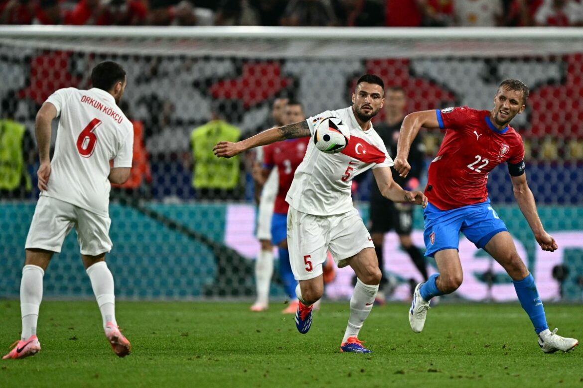 Turquía se clasifica a octavos de Eurocopa tras ganar 2-1 a República Checa