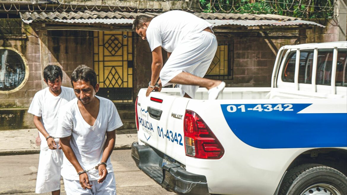 Envían a prisión a tres ecuatorianos por traficar mil kilos de cocaína