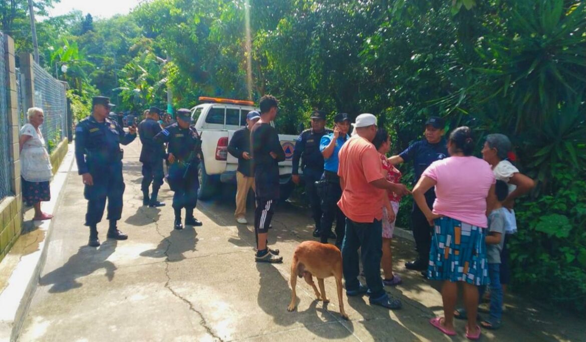 Tres personas lesionadas luego que un árbol  cayó sobre vivienda en San Pedro Perulapán