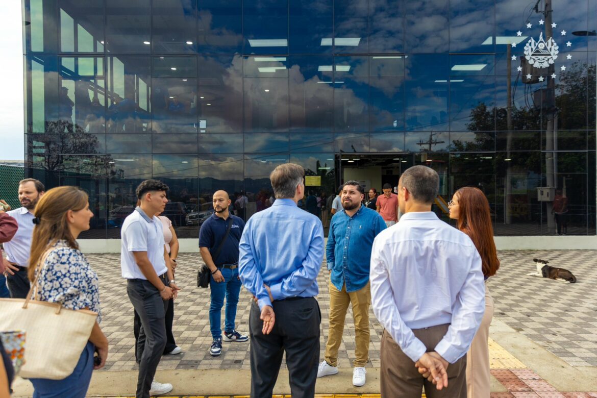 Vicepresidente del Banco Mundial visita CUBO  en Mejicanos