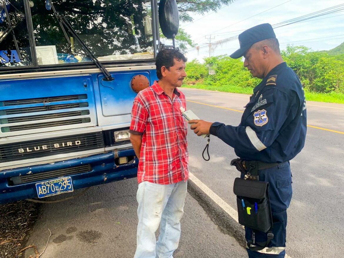 Arrestan a conductor ebrio que manejaba un bus de la ruta 391B con pasajeros, en la ruta Militar